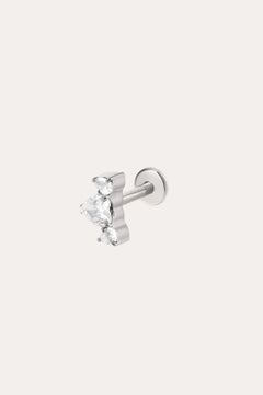 The Curved Crystal Threadless Flat Back Titanium Cartilage Stud in Platinum features a cluster of three clear, teardrop-shaped gemstones arranged in a fan shape against a plain light background. This earring is hypoallergenic and comes with a comfortable titanium flat back in platinum PVD, making it ideal for sensitive ears.