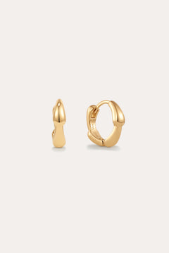 The Colette Droop Link Huggie Earrings in Gold feature smooth, rounded organic curves, showcased against a plain light background.